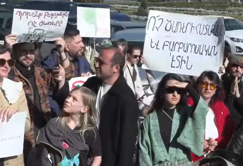 Группа активистов провела у мэрии Еревана митинг с требованием прекратить вырубку деревьев Группа активистов провела у мэрии Еревана митинг с требованием прекратить вырубку деревьев