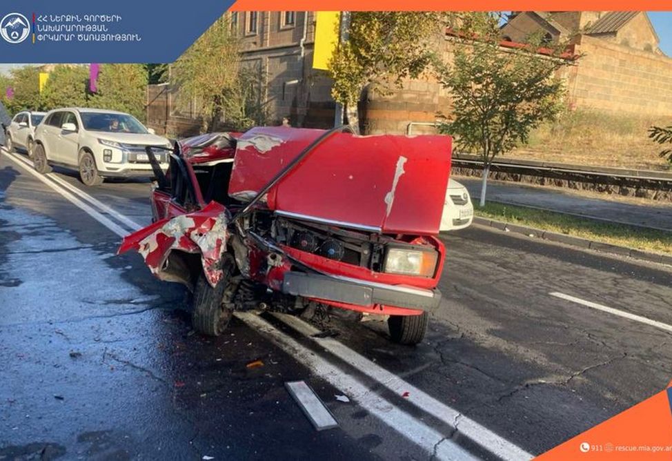 В Вагаршапате столкнулись легковушка и грузовик, есть пострадавший 