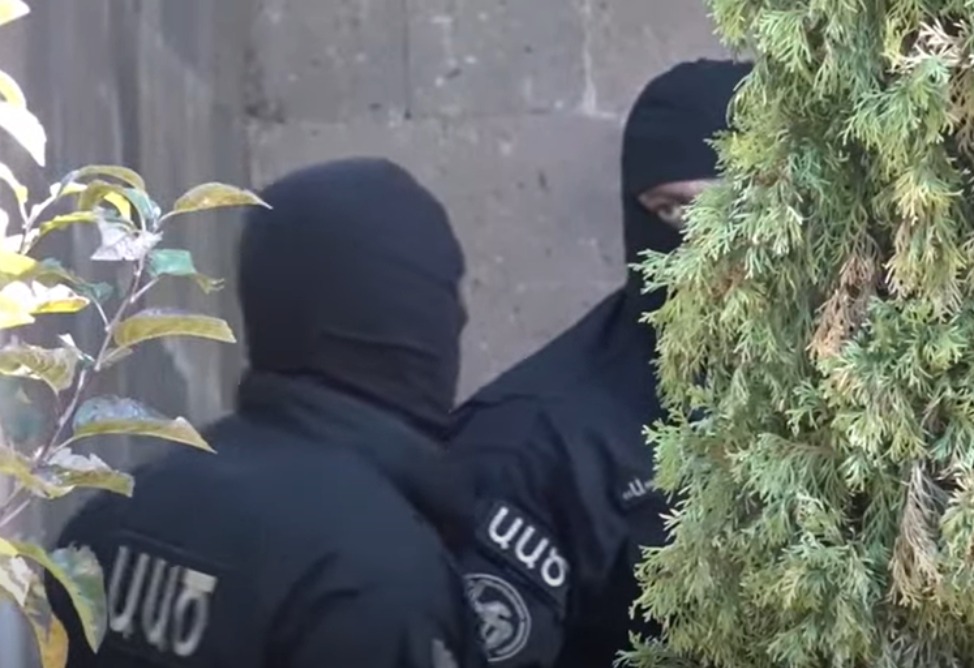 Силовики проводят обыски в Арагацотнской епархии ААЦ после задержания 6 священнослужителей