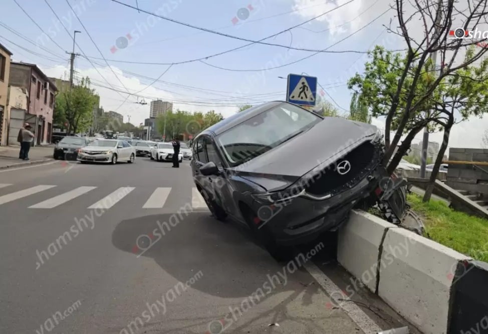 Ավտովթար՝ Երևանում. մեքենան մասամբ հայտնվել է բետոնե արգելապատնեշի վրա (ՖՈՏՈ)