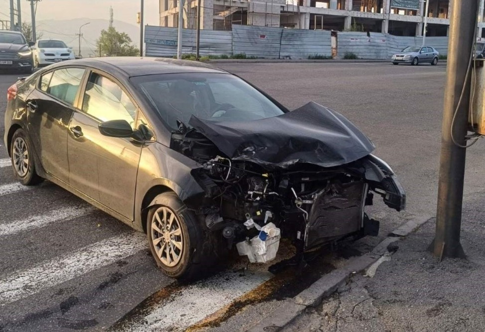 Ավտովթար–վրաերթ՝ Երևանում․ բախվել են KIA–ն ու Lexus–ը, վերջինս վրաերթի է ենթարկել հետիոտնին Ավտովթար–վրաերթ՝ Երևանում․ բախվել են KIA–ն ու Lexus–ը, վերջինս վրաերթի է ենթարկել հետիոտնին