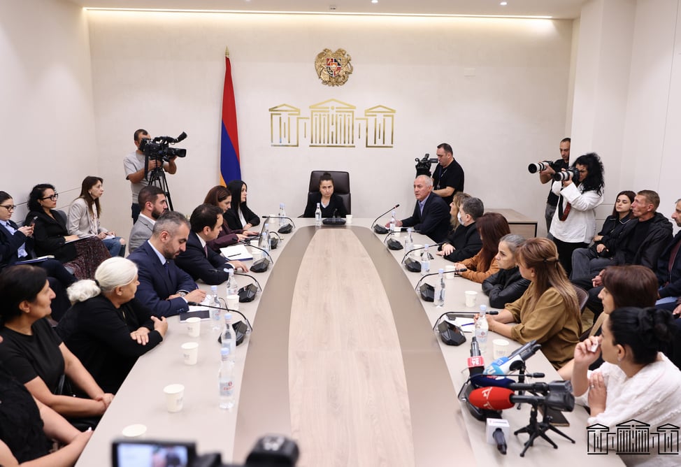 Жилье, соцподдержка и правовой статус: в парламенте Армении обсудили проблемы семей пропавших без вести и погибших военных