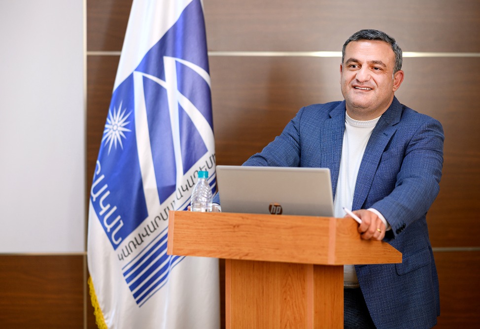 Давид Еремян