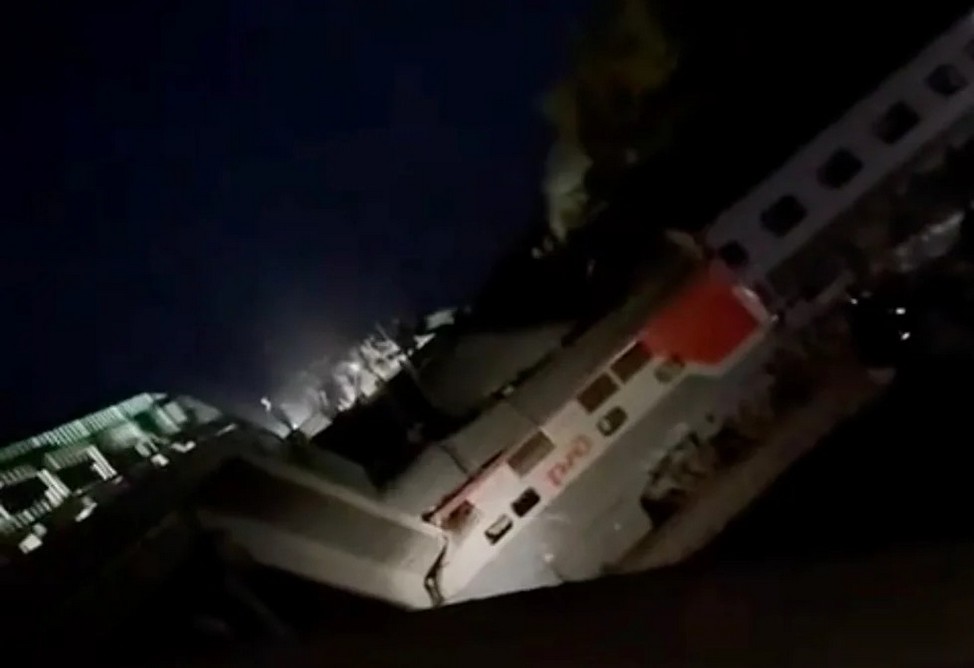 Мост обрушился под Брянском в момент прохождения поезда под ним, погибли 7 человек, 69 пострадали Мост обрушился под Брянском в момент прохождения поезда под ним, погибли 7 человек, 69 пострадали