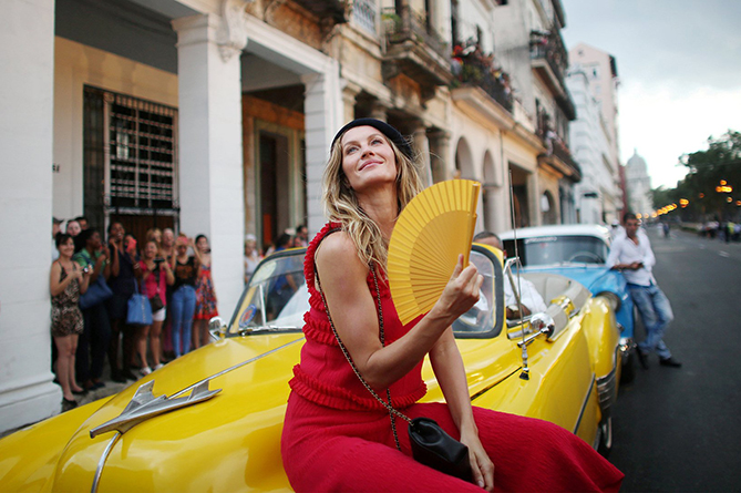 Chanel показ на Кубе
