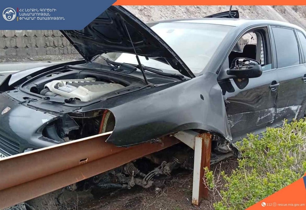 На трассе Ереван-Севан разбился Porsche, водитель погиб 