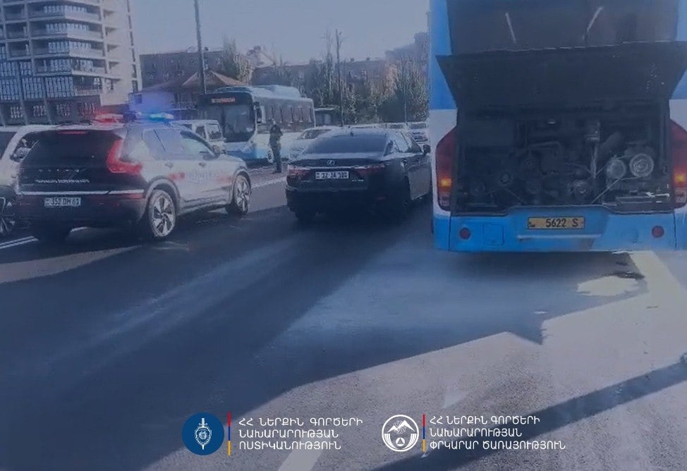 В Ереване загорелся автобус маршрута №52: пассажиров эвакуировали