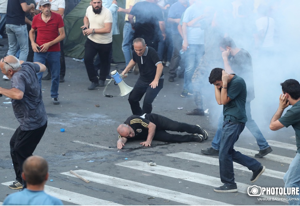 Police use stun grenades against protesters in central Yerevan-2