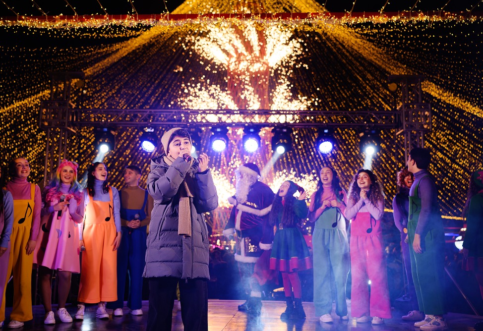 Делегат Армении на Детском "Евровидении-2025" зажег огни первой новогодней елки в Ереване (ФОТО, ВИДЕО)