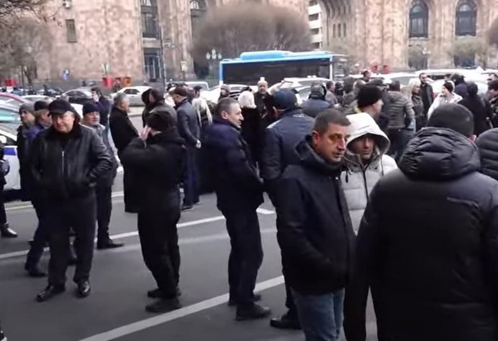 Малый бизнес недоволен налоговыми изменениями: у правительства Армении проходит акция протеста Малый бизнес недоволен налоговыми изменениями: у правительства Армении проходит акция протеста