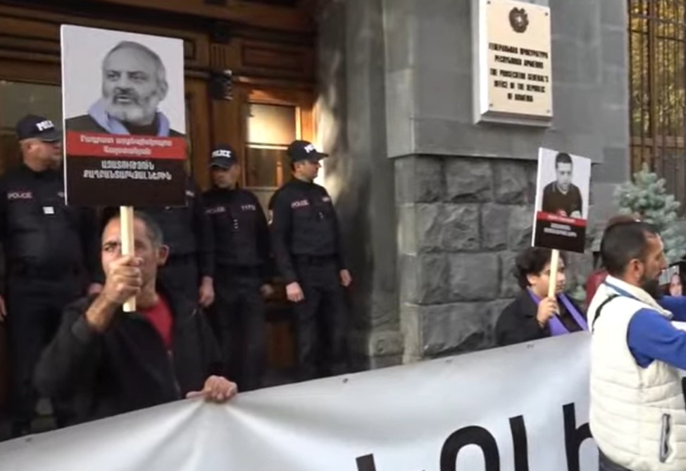 Акция в поддержку политзаключенных проходит в центре Еревана