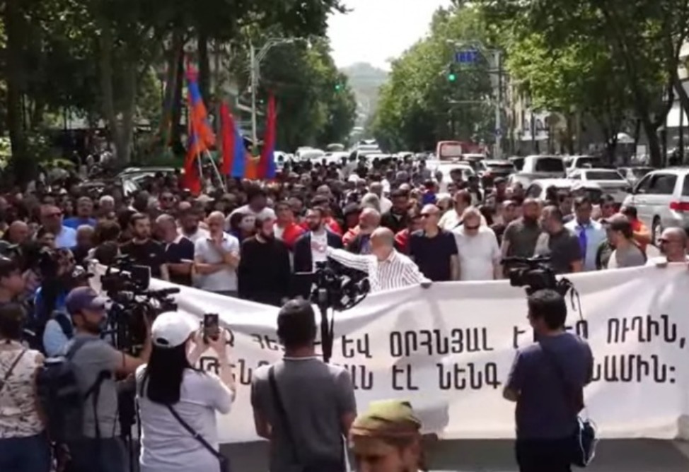 Ոստիկանությունը կոչ արեց ԱԳՆ–ի մոտ հավաքված ցուցարարներին չգնալ բախումների Ոստիկանությունը կոչ արեց ԱԳՆ–ի մոտ հավաքված ցուցարարներին չգնալ բախումների