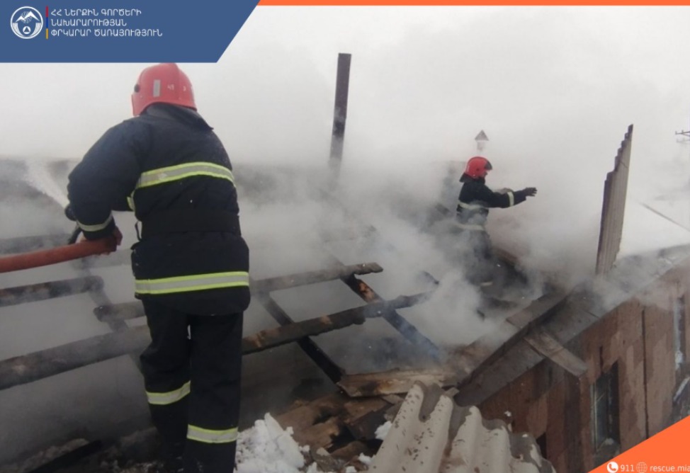 Հրդեհ անասնագոմի տանիքում․ հրշեջ-փրկարարներն անասնագոմից դուրս են բերել կենդանիներին 