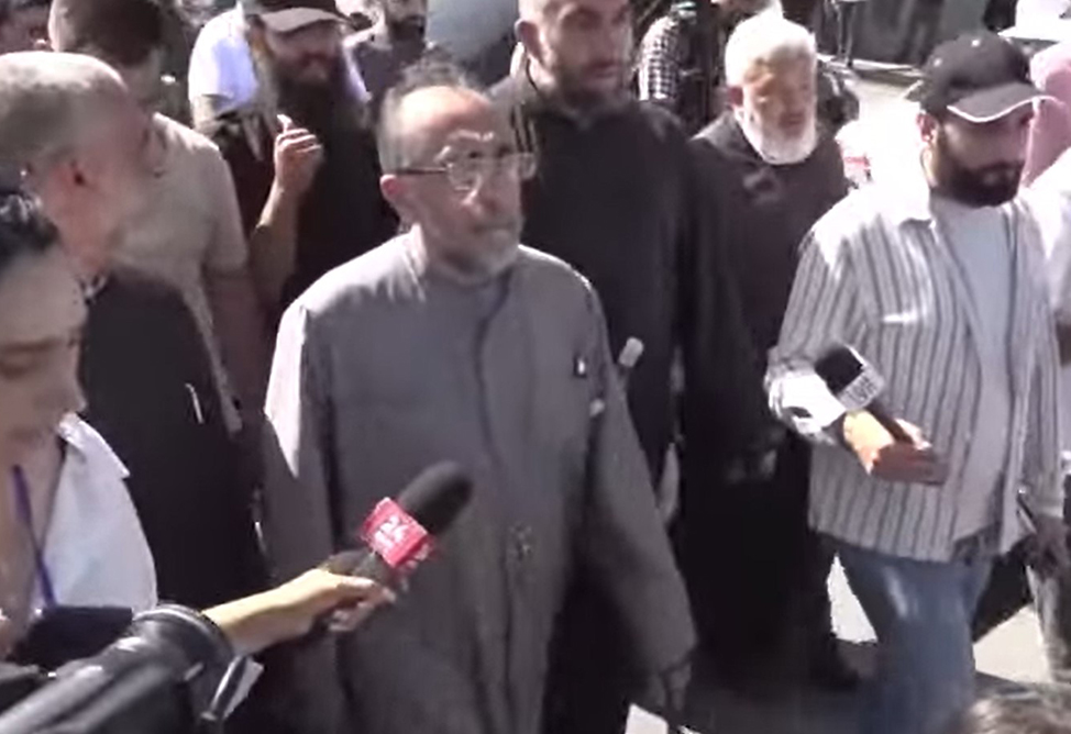 Архиепископ Аджапахян пешком идет из Эчмиадзина в Ереван в Следственный комитет