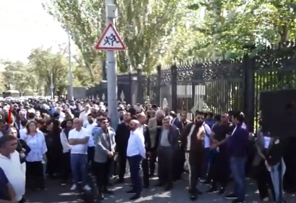 Акция протеста проходит перед парламентом Армении на фоне слушаний "О нацкризисе и провале госуправления"