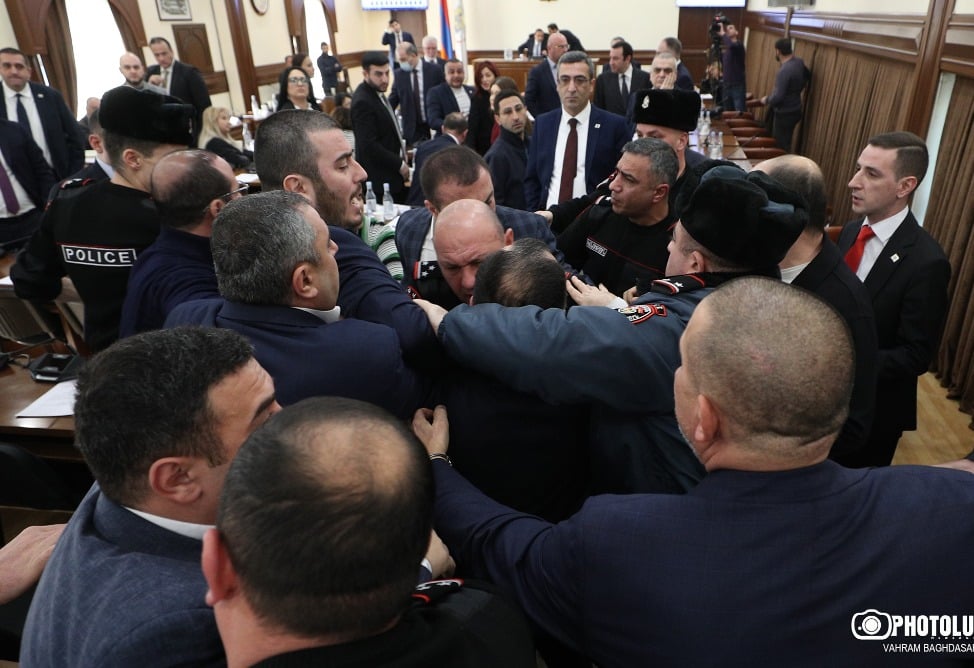 Потасовка в Совете старейшин Еревана вылилась в драку и завершилась вмешательством полиции (ВИДЕО) Потасовка в Совете старейшин Еревана вылилась в драку и завершилась вмешательством полиции (ВИДЕО)