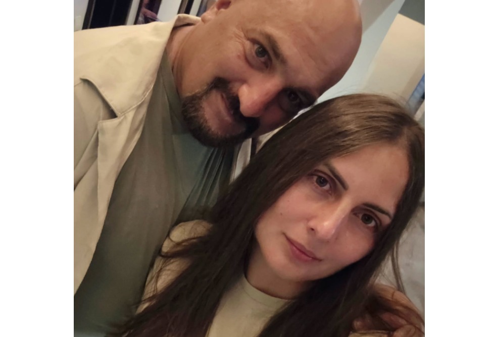 Մենք դադարում ենք լինել ամուսիններ, բայց շարունակում ենք մնալ 4 հրաշալի զավակների ծնողներ, հրաշք թոռնիկների տատիկ ու պապիկ․ Անահիտ Կիրակոսյանն ամուսնալուծվում է (ՖՈՏՈ)