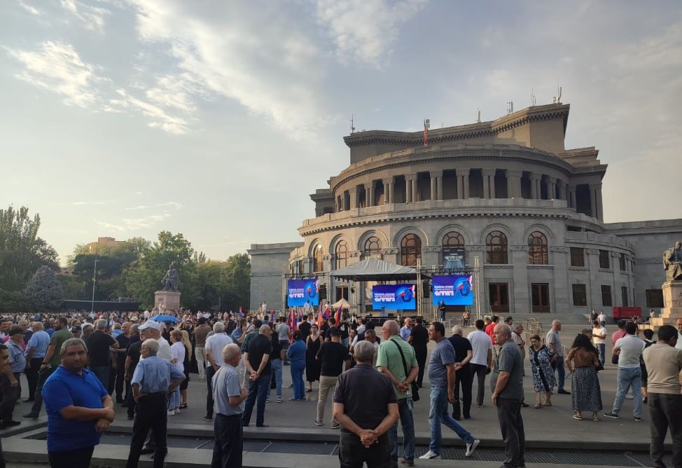 Митинг ко Дню независимости Арцаха стартовал в Ереване после инцидента (ФОТО)