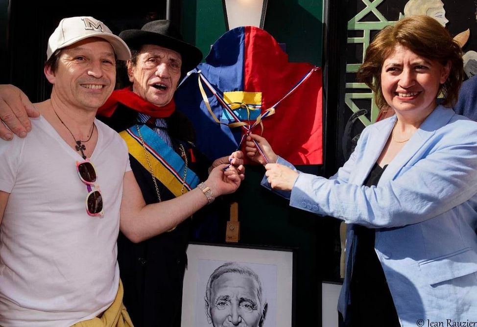 Мемориальная доска Шарля Азнавура установлена на Монмартре (ФОТО) 