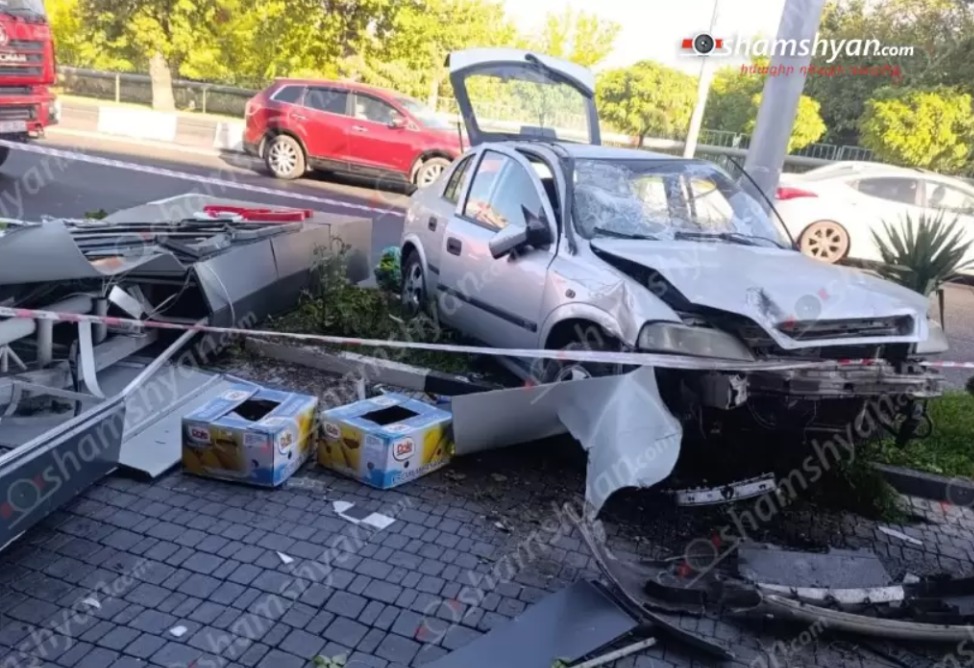 Խոշոր ավտովթար՝ Երևանում․ 33–ամյա վարորդը Opel–ով բախվել է բենզալցակայանի վահանակին