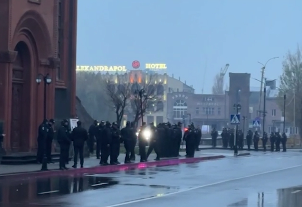 Գյումրիի Սուրբ Աստվածածին եկեղեցին, որտեղ Փաշինյանը մտադիր է մասնակցել պատարագին, շրջապատված է ուժայինների կողմից (ՎԻԴԵՈ)