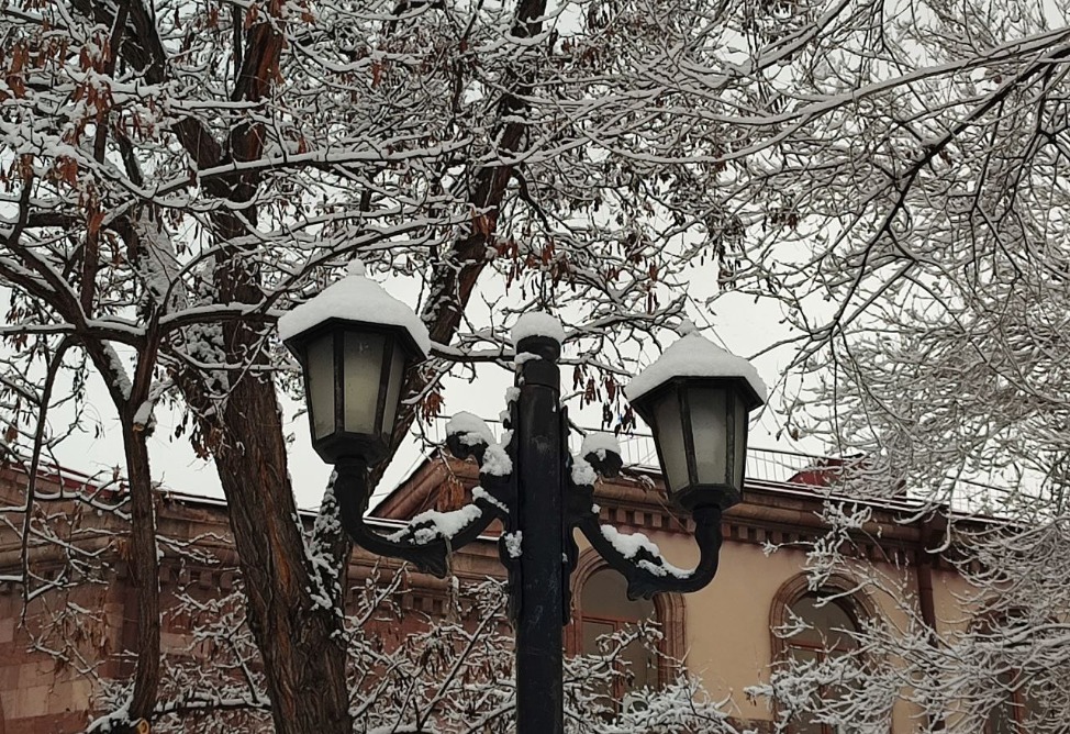 В Ереване - снег