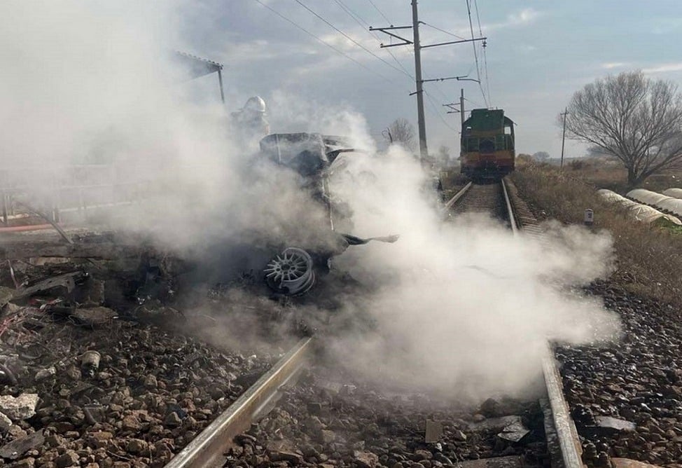 В Армении легковушка врезалась в электровоз и загорелась, водителя нашли обгоревшим 