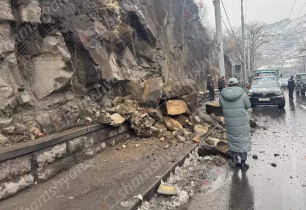 Արտակարգ դեպք՝ Երևանում. Մյասնիկյան պողոտայում ժայռաբեկորներից հսկայական քարերը թափվել են հետիոտնի համար անցման վայրում և երթևեկելի գոտում 