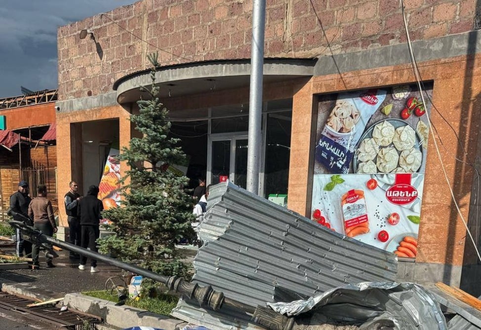 В Армении из-за смерча повреждены здания, есть пострадавшие (ВИДЕО) В Армении из-за смерча повреждены здания, есть пострадавшие (ВИДЕО)