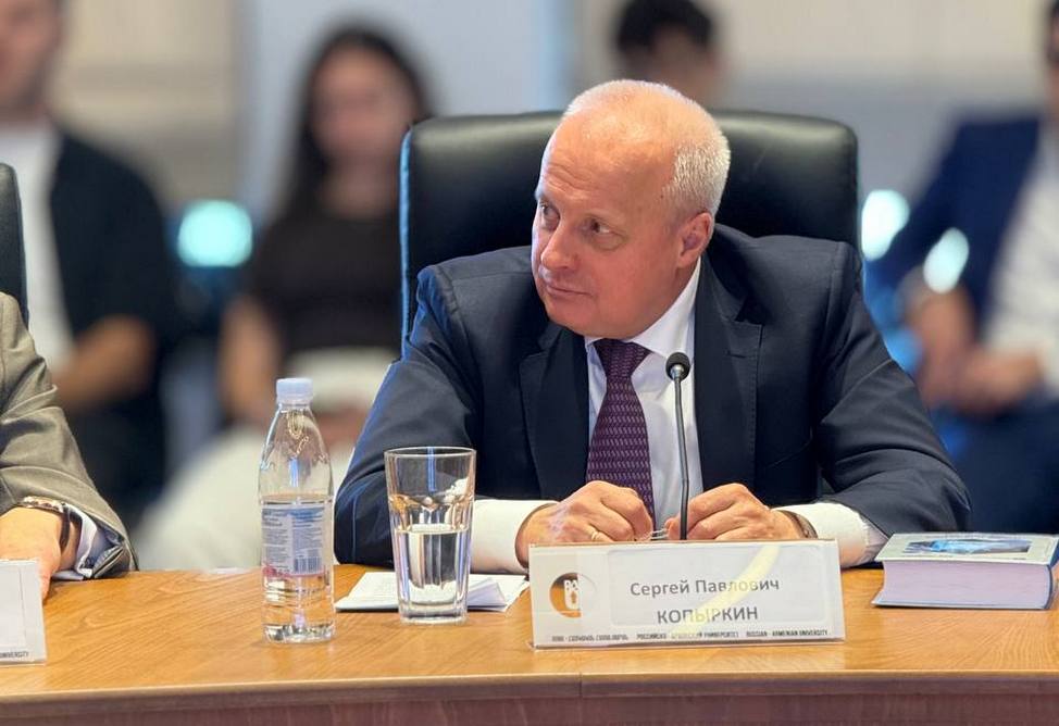 И Ереван, и Баку готовы провести у себя встречу в формате "3+3" - посол Копыркин 