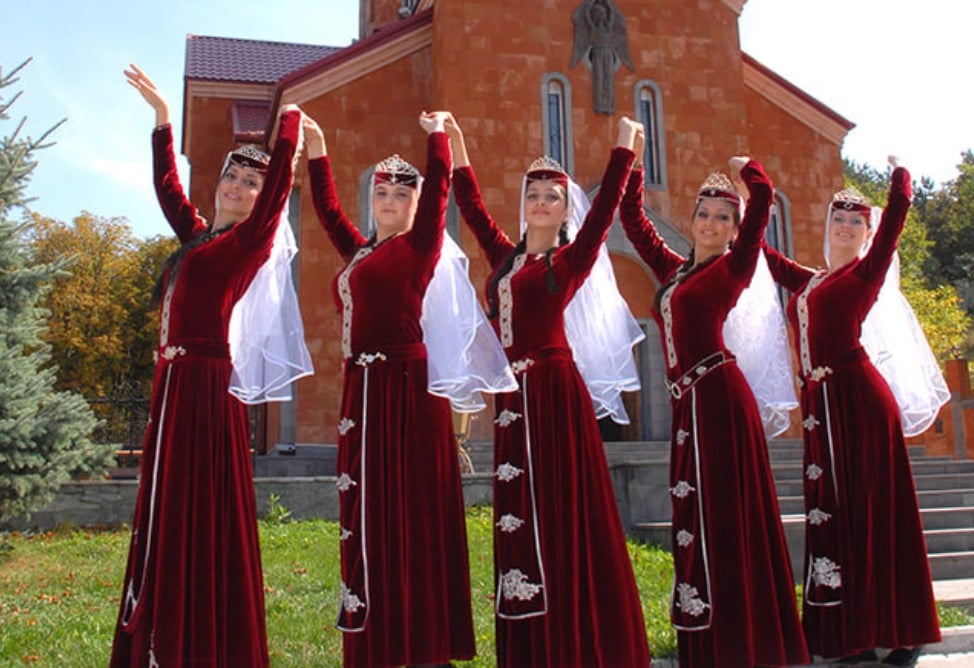 «Մածուն եմ դրել վըր դարուն». հայկական պարի չգրված օրենքը, երբ կենցաղը դառնում է պար, իսկ պարը՝ կյանք 