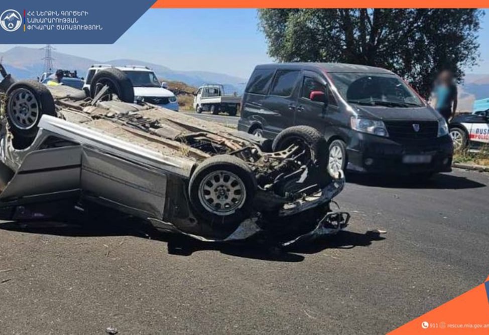 Машина перевернулась на трассе в Армении, есть погибший и пострадавший