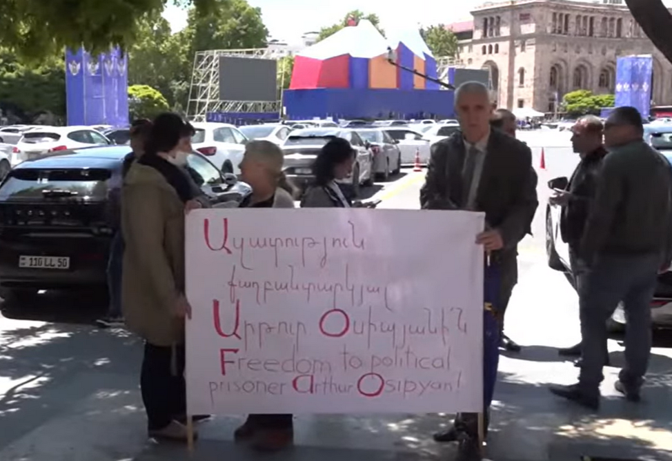 В Ереване потребовали освободить арцахца Артура Осипяна, арестованного после перепалки с Пашиняном 