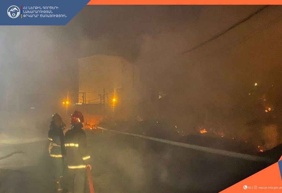 Пожар бушевал на Тбилисском шоссе Еревана Пожар бушевал на Тбилисском шоссе Еревана