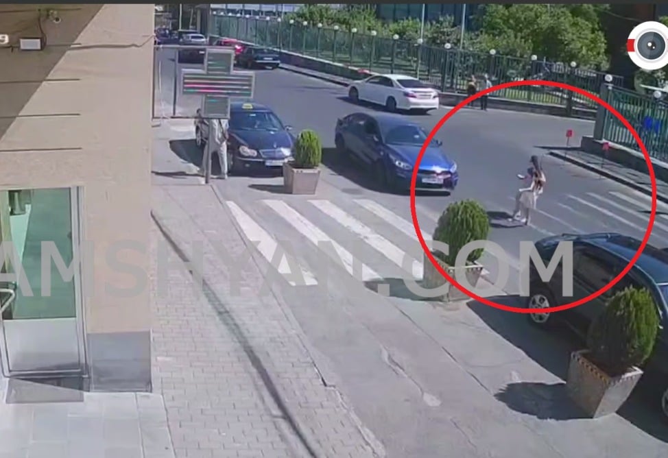 Տեսախցիկը ֆիքսել է Երևանում մոր և որդու վրաերթի ենթարկելու պահը (ՎԻԴԵՈ) Տեսախցիկը ֆիքսել է Երևանում մոր և որդու վրաերթի ենթարկելու պահը (ՎԻԴԵՈ)
