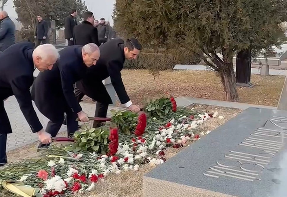 Высшее руководство Армении посетило пантеон "Ераблур" в День Армии (ВИДЕО) Высшее руководство Армении посетило пантеон "Ераблур" в День Армии (ВИДЕО)