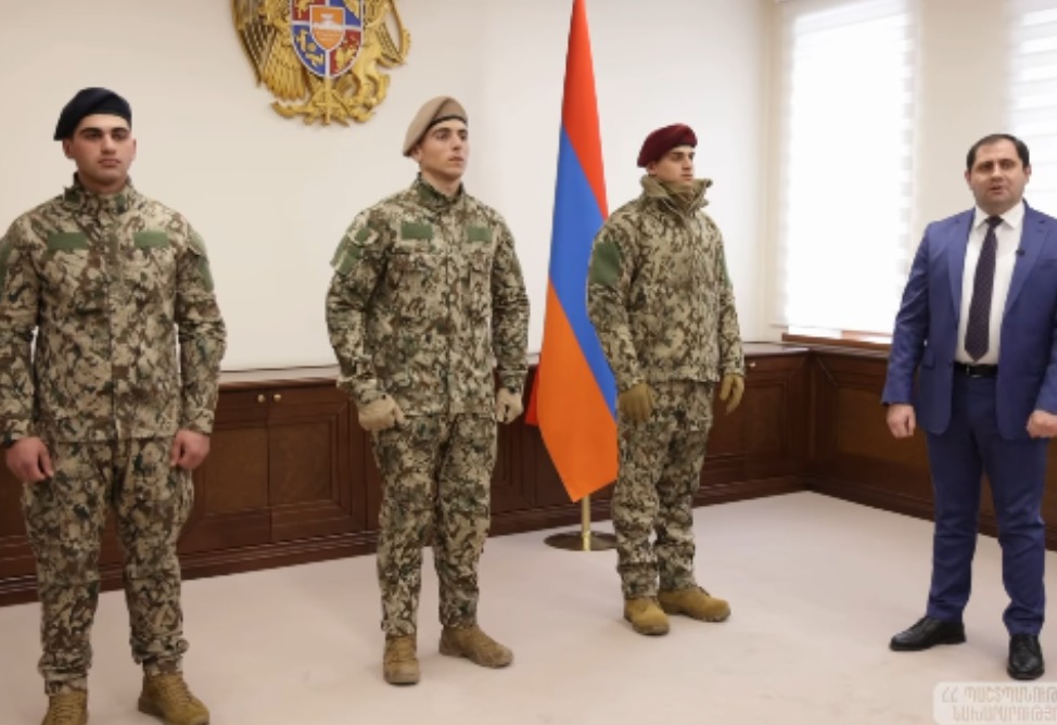 Պապիկյանը ներկայացրել է ՀՀ բանակի նոր համազգեստը, որն անցնում է զորային փորձարկում (ՎԻԴԵՈ)