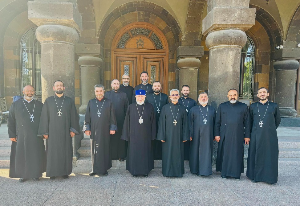 Католикос Всех Армян встретился с подвергнутыми приводу священниками