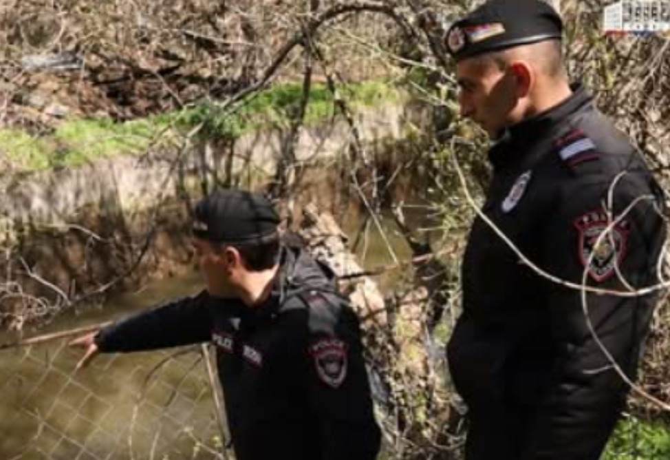 Հրազդանի կիրճում 20–ամյա երիտասարդը ոստիկաններից փախչելիս ընկել է ջուրն ու օգնություն խնդրել ոստիկաններից․ պարզվել է, որ թմրամիջոցներ է տեղադրել (ՎԻԴԵՈ) Հրազդանի կիրճում 20–ամյա երիտասարդը ոստիկաններից փախչելիս ընկել է ջուրն ու օգնություն խնդրել ոստիկաններից․ պարզվել է, որ թմրամիջոցներ է տեղադրել (ՎԻԴԵՈ)