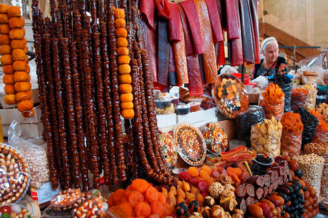 армянские сладости на базаре.jpg