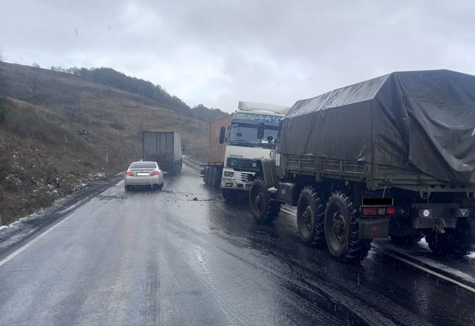 Բեռնատարը մկրատաձև դիրք է ընդունել. երթևեկությունը երկկողմանի փակվել է