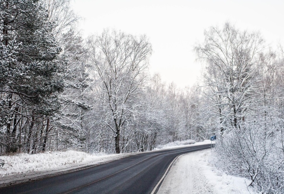 Снег и гололёд в Армении: закрыты автодороги, на Ларсе введены ограничения 