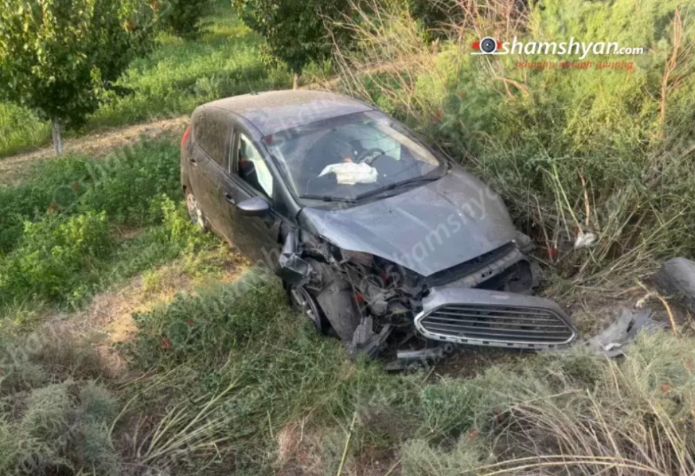 48-ամյա վարորդը Ford–ով դուրս է եկել ճանապարհի երթևեկելի գոտուց, բախվել բետոնե էլեկտրասյանը և հայտնվել ձորակում․ կա 2 վիրավոր 