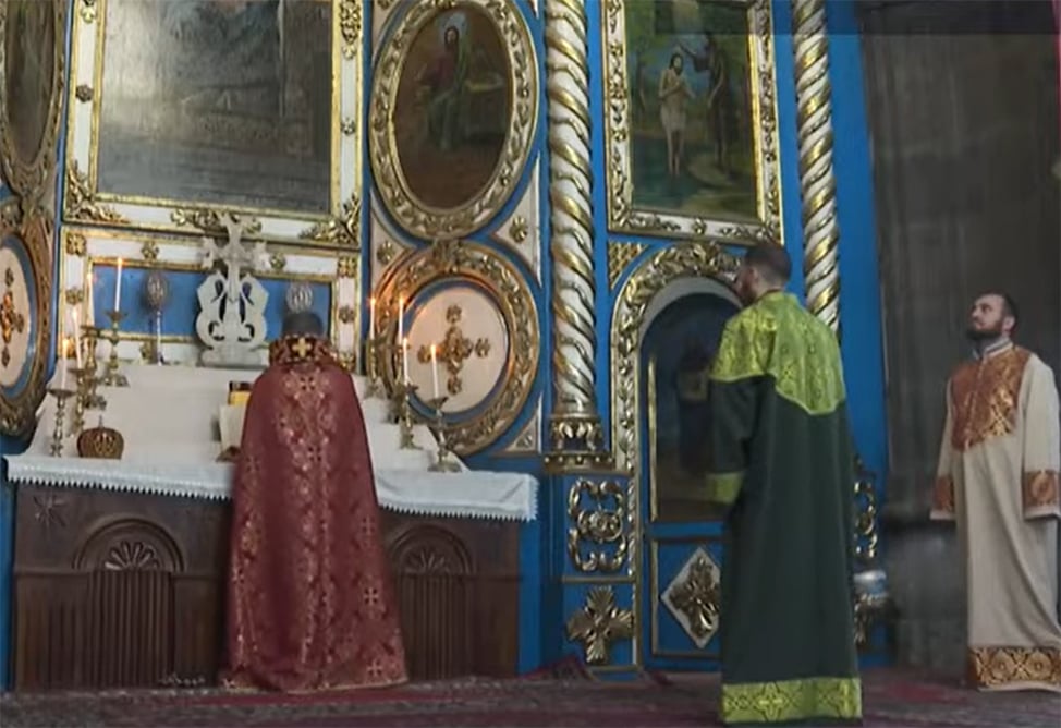 Женщину, назвавшую имя Католикоса Всех Армян, вывели с литургии, в которой участвует Пашинян