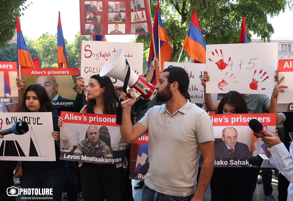 Против забвения: молодые дашнаки протестуют в Ереване против приезда турецкого эмиссара (ФОТО) 