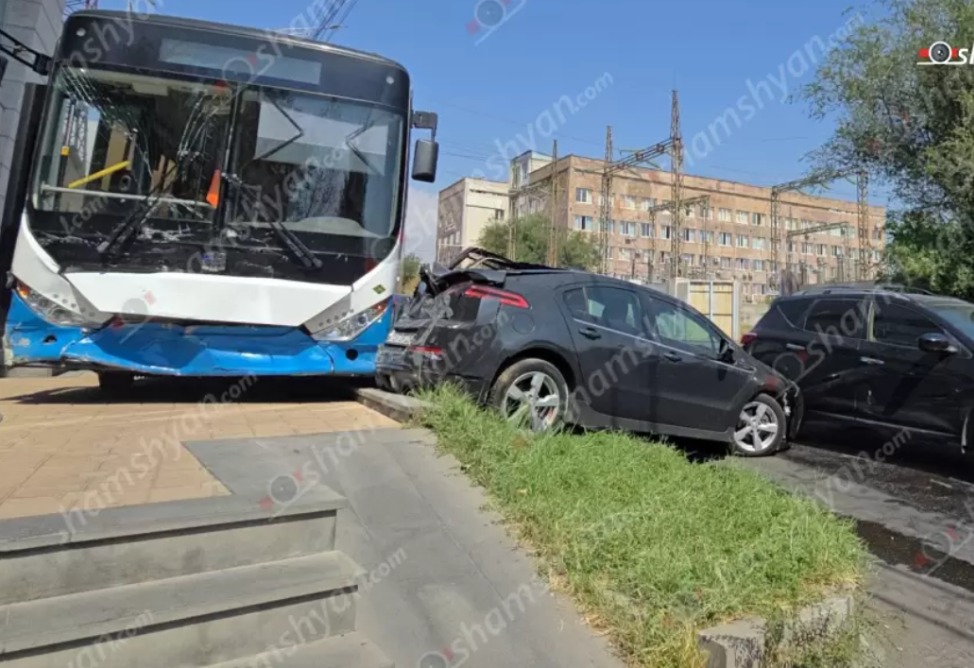 Երևանում ուղևորատար ավտոբուսը ինքնաբերաբար առաջ է ընթացել, բախվել մեքենաներին և հայտնվել հետիոտնի համար նախատեսված մայթին