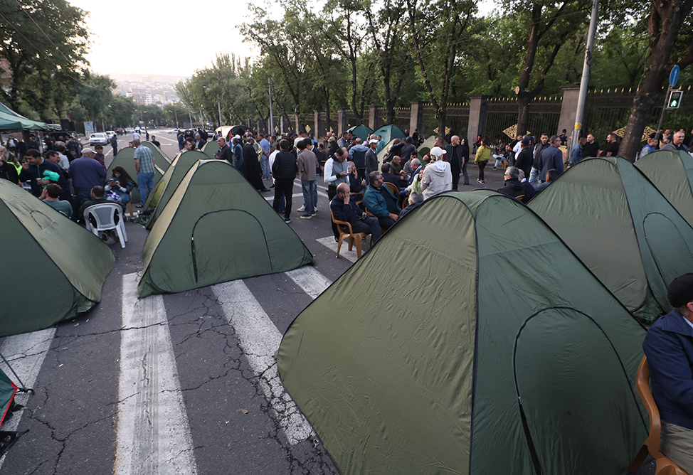 «Տավուշը հանուն հայրենիքի» շարժման կողմնակիցները վրաններ են տեղադրել ԱԺ–ի շենքի մոտ և գիշերել այնտեղ (ՖՈՏՈ)