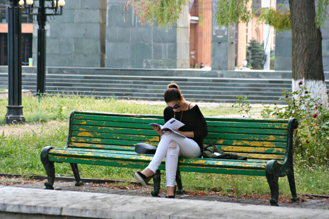 Ереван, лето,чтение, книга, фоторепортаж