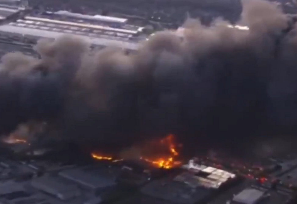 Грузовой самолет с 143 тыс. литрами топлива разбился в США, погибли 7 человек, 11 пострадали  (ВИДЕО)