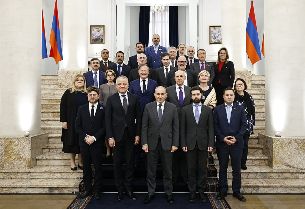 Пашинян обсудил с послами ЕС перспективы сотрудничества и деблокаду коммуникаций в регионе